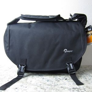 NWT Lowepro Passport Messenger Bag 13"